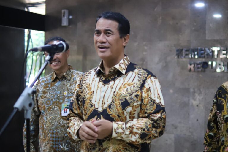 Terungkap Dari Saluran Pengaduan "Lapor Pak Amran", Mentan Kembali Pecat Stafnya.