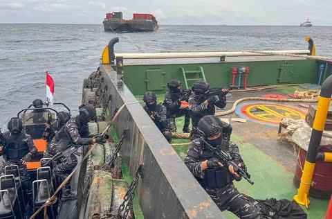 FOTO: Detik-Detik TNI AL Hentikan Dua Kapal Nikel yang Diduga Langgar Aturan di Mandiodo
