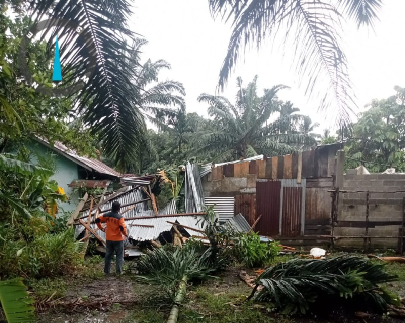 Hujan Disertai Puting Beliung di Kecamatan Rupat Utara, 5 Rumah Warga Rusak