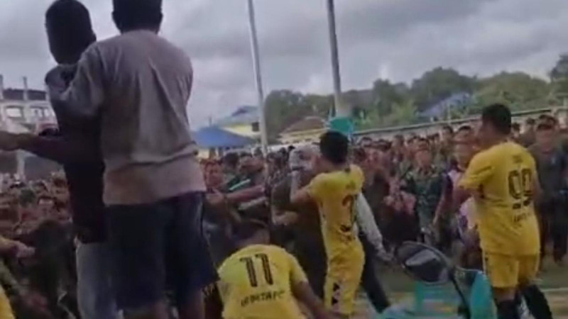Panas Bentrok TNI dan Brimob di Lapangan Lakarada Buton Selatan, Sejumlah Polisi Luka-luka