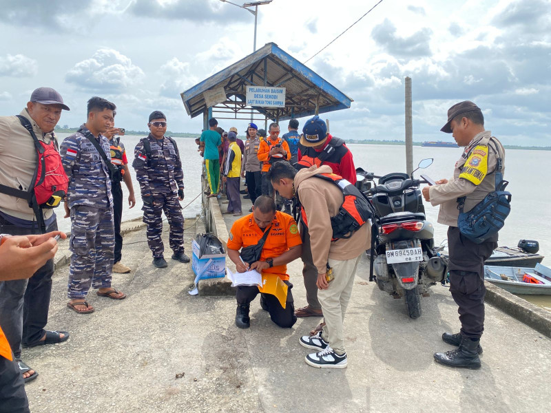 Jenazah ABK KM Makmur Jaya 89 Korban Tenggelam Di Perairan Bengkalis Diserahkan ke Keluargnya