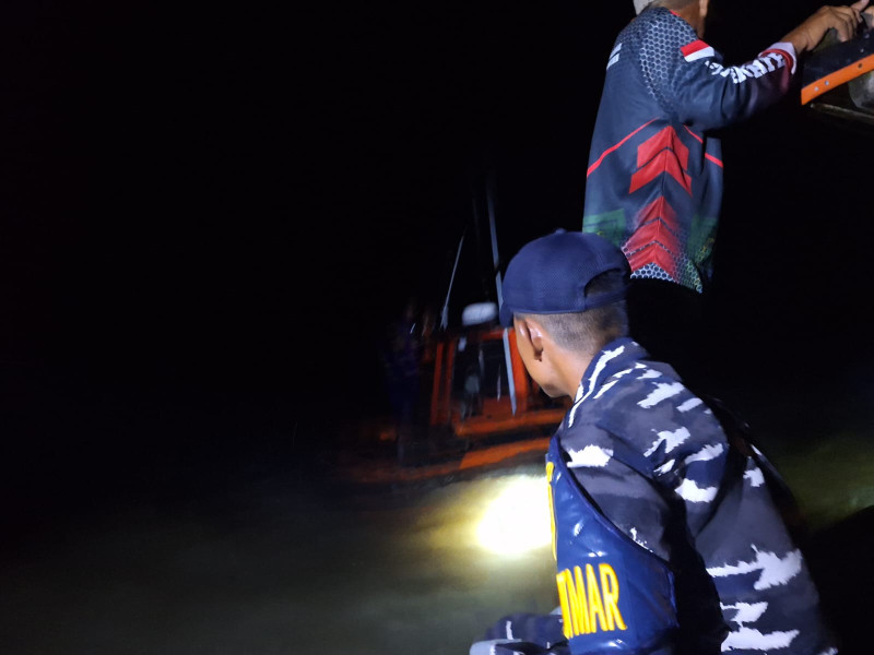 Detik Detik TNI AL Evakuasi Kapal Basarnas Nyaris Tenggelam di Perairan Bengkalis, Riau