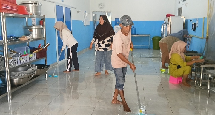 Relawan SPPG Sungai Alam, Gotong Royong Bersihkan Area Dapur dan Lingkungan