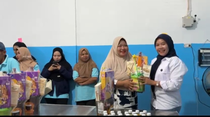 Mitra Pengelola MBG Sungai Alam Berbagi Parcel THR Kepada Relawan