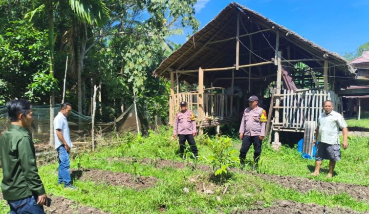 Bhabinkamtibmas Polsek Bantan Tinjau Lahan Bakal Ditanami Jagung Bersama Warga Desa Bantan Tengah