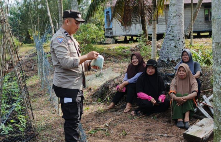 "Polisi Cinta Petani" Gandeng Emak-Emak Petani Bantan Sari Menggunakan Pupuk Secara Benar