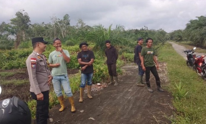 Bhabinkamtibmas Desa Berancah, Polsek Bantan Ajak Masyarakat Lakukan Menanam Sayur-sayuran