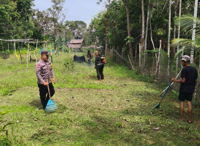 Bhabinkamtibmas Polsek Bantan Bersama Warga Lakukan Pengolahan Lahan yang Akan Ditanami Jagung Pipih