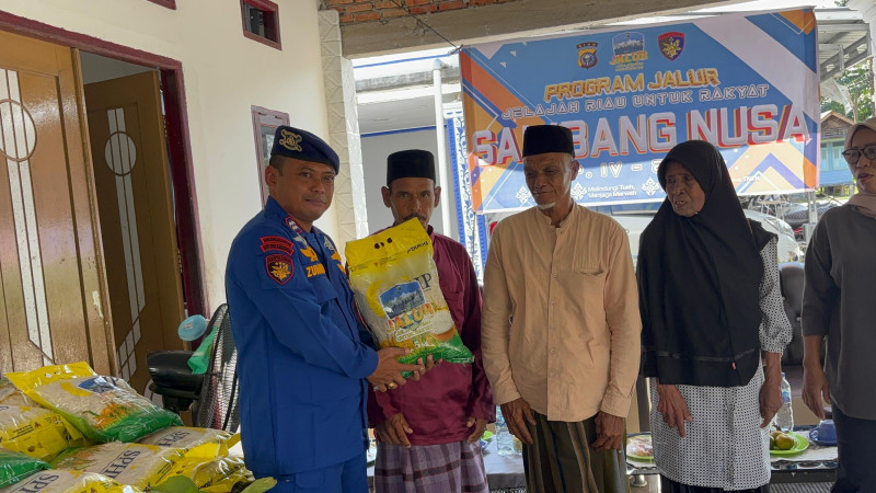 Bantu Keluarga Nelayan Tradisonal di Rupat, Ditpolairud Polda Riau Bagi-bagi Sembako