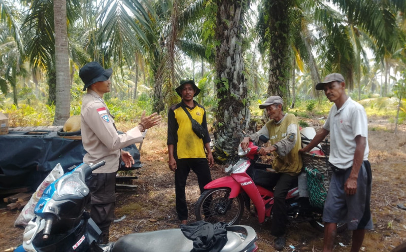 Sosialisasikan Program Ketahan Pangan, Anggota Polsek Bantan Sambangi Warga