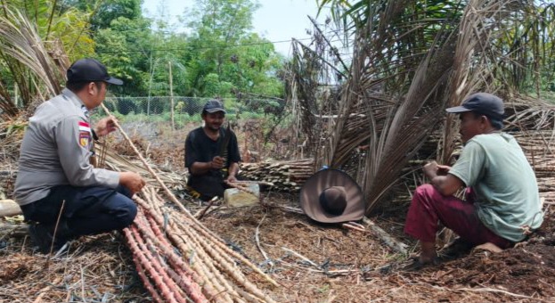 Polsek Bantan Dukung Warga Desa Bantan Timur Tanam Ubi Kayu