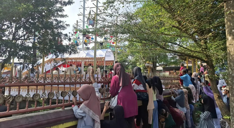 Antusias Warga Lampung Rela Panjat Tembok Demi Lihat Jokowi