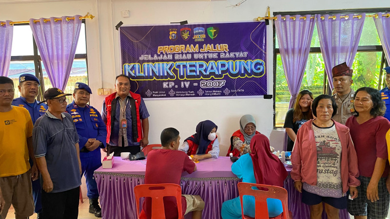 Kapal JALUR Polda Riau Tiba di Pesisir Rupat Utara, Hadirkan Klinik Terapung dan Bantuan Sosial