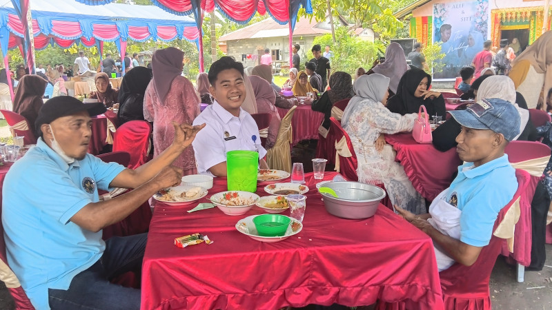 Potret Kebersamaan Hadiri Pernikahan Keluarga Rekan Kerja dengan Seragam SPPG Sungai Alam