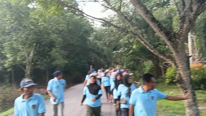 Jalan Santai di Akhir Pekan: Selain "Kebugaran" juga Pererat Keakraban Relawan SPPG Sungai Alam dan Warga