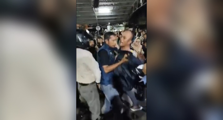 Ricuh Roro Pakning "Bang Jago" Ngamuk: Aku Petugas ni!..