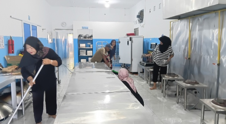 Arahan Kepala SPPG Sungai Alam, Puluhan Relawan Gelar Bersih-Bersih Area Dapur MBG